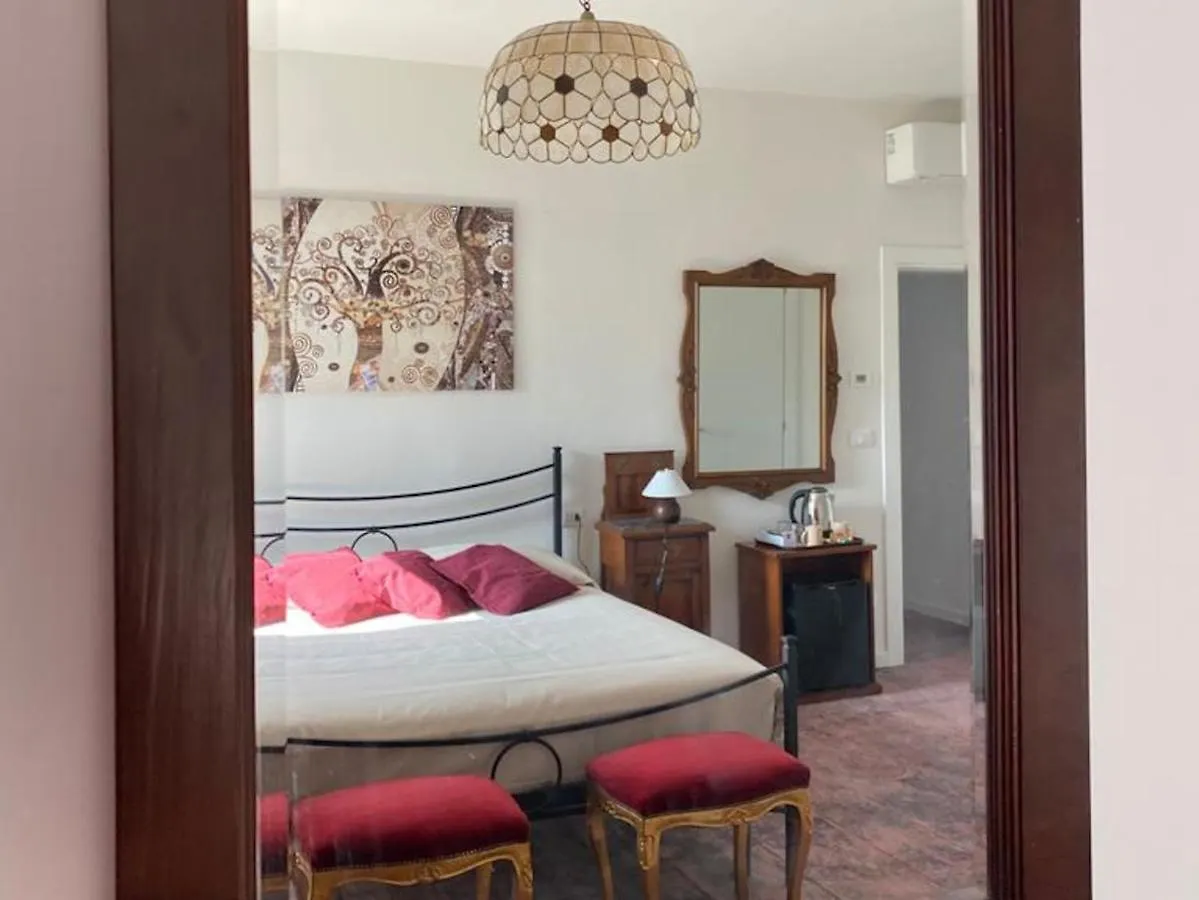 Sacripante Bed & Breakfast Ostellato Italy